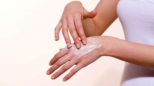Нанесение крема на кисти рук