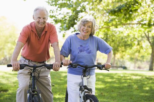 Пожилая пара на велосипедах