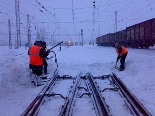 Очистка железной дороги от снега