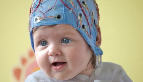 Малыш в шапочке для проведения ЭЭГ