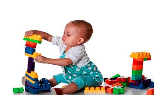 Ребенок строит башню из кубиков