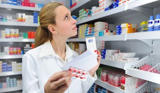 Выбор таблеток в аптеке