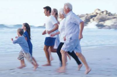Семейная пробежка по пляжу