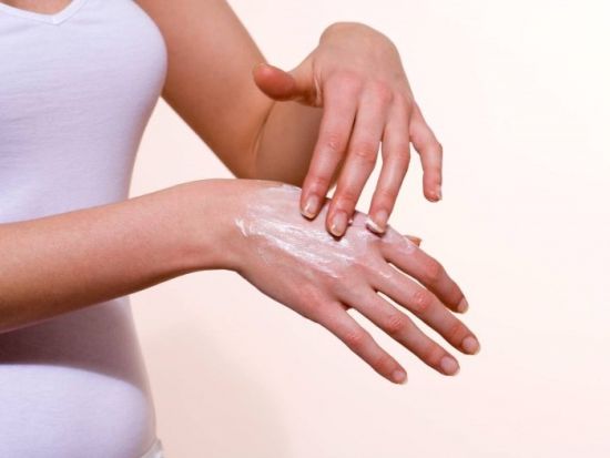 Смазывание руки кремом
