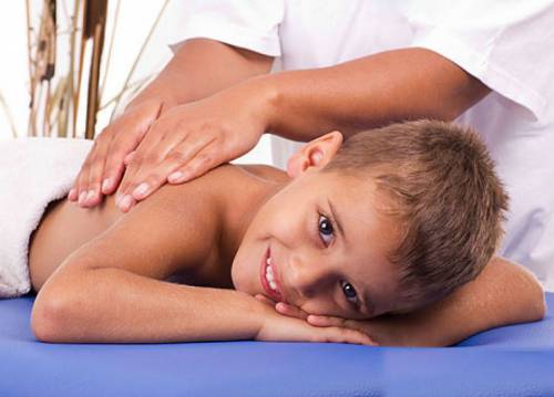 Ребенку делают массаж спины