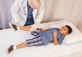 Мальчика осматривает врач