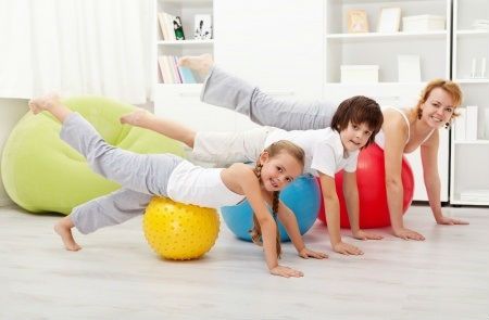 Семейное занятие гимнастикой