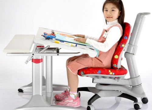 Ребенок на ортопедическом стуле