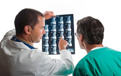 врачи смотрят рентгеновский снимок