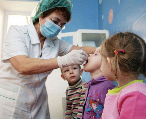 Детям капают вакцину от полиомиелита