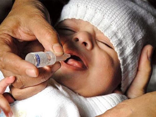 Ребенку капают вакцину от полиомиелита