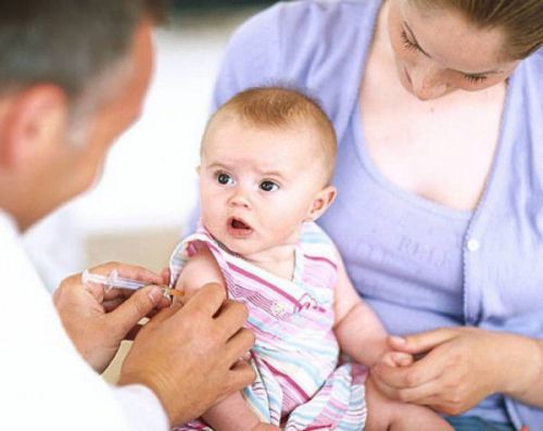 Ребенку делают прививку в плечо
