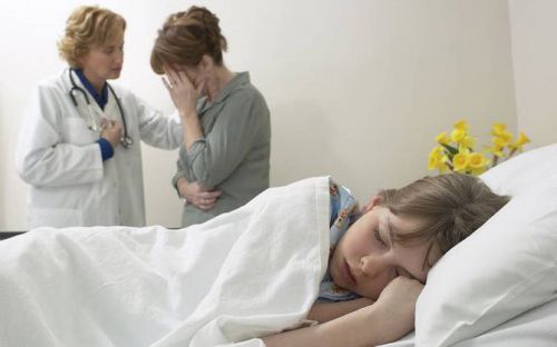 Девочка спит в больнице, мама плачет