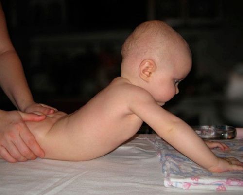 Ребенку делают массаж