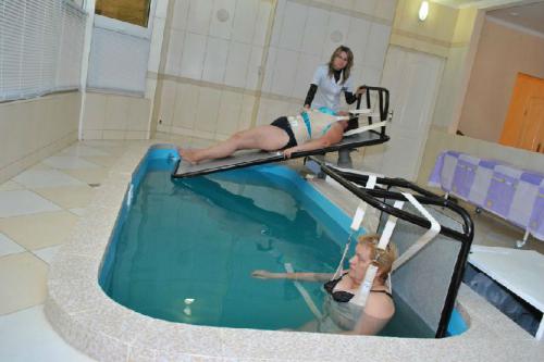 занятия в бассейне с использованием специальных гимнастических приспособлений
