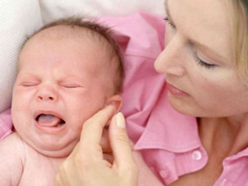 Новорожденный ребенок плачет