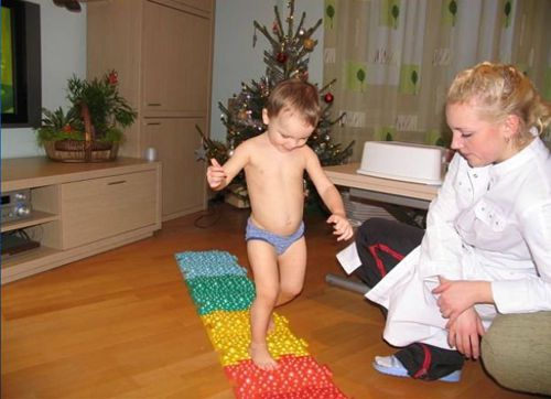 Ребенок ходит по ортопедическому коврику