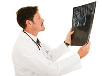 врач смотрит рентгеновский снимок