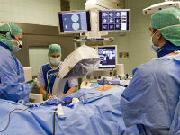Хирурги проводят операцию на позвоночнике