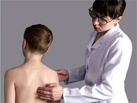 врач осматривает спину ребенка